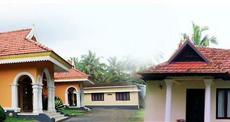 Lakshmi Hotel And Resorts Kumarakom Esterno foto